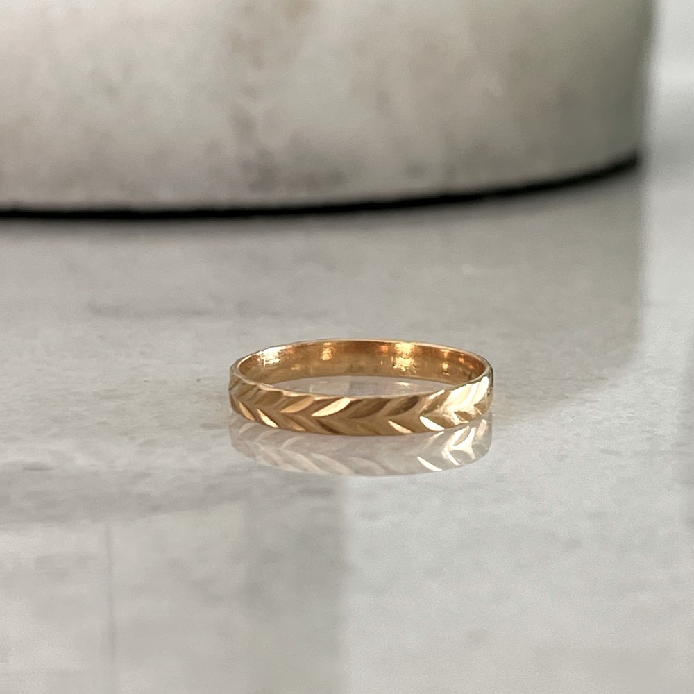 18K Yellow Gold Engraved Design Band